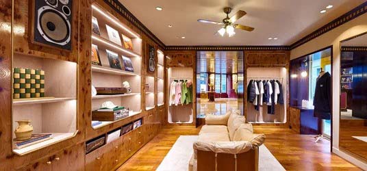 Érdekes merchandising: Egy luxushotel várótermét idézi ez a bolt, majd vintage kiállítássá válik