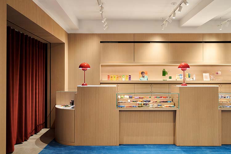 Luxuscikké pozícionált kannabisz prémium merchandisinggal