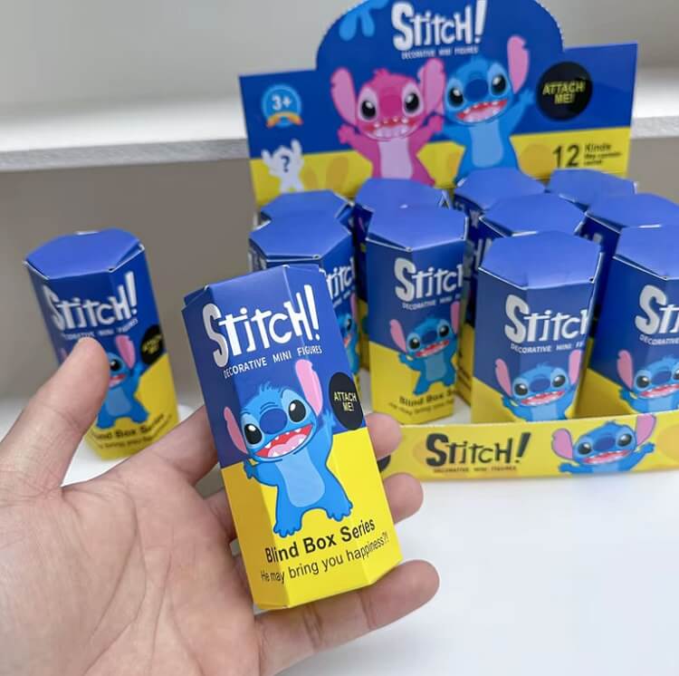 A meglepetéscsomagok, zsákbamacska merchandising termékek POS-kihelyezése